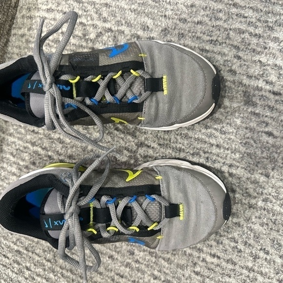 Boys Nike Air Max, size 4.5US - Picture 3 of 8